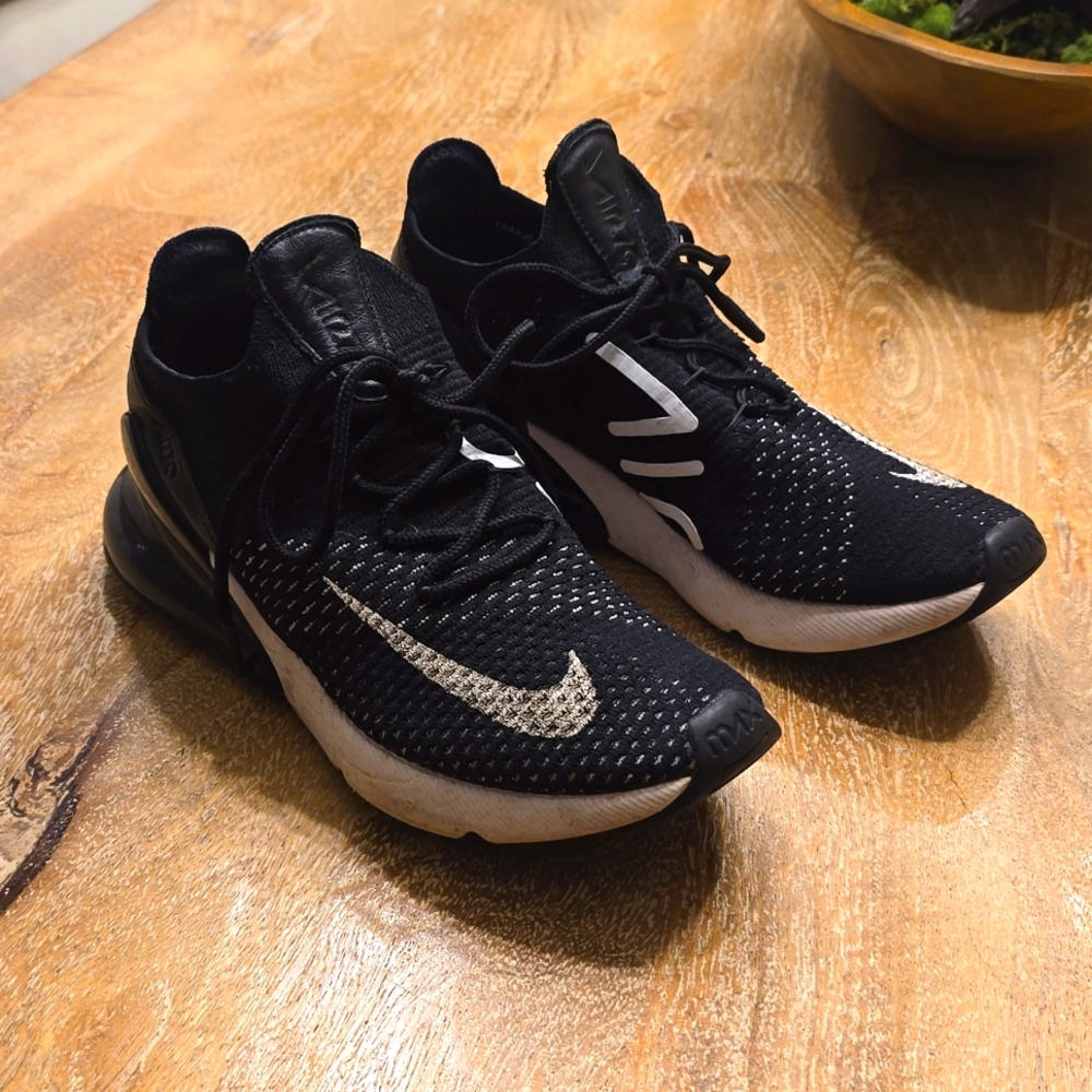 Women's Nike Air Max 270. Tennis Shoe  Sz 7 used